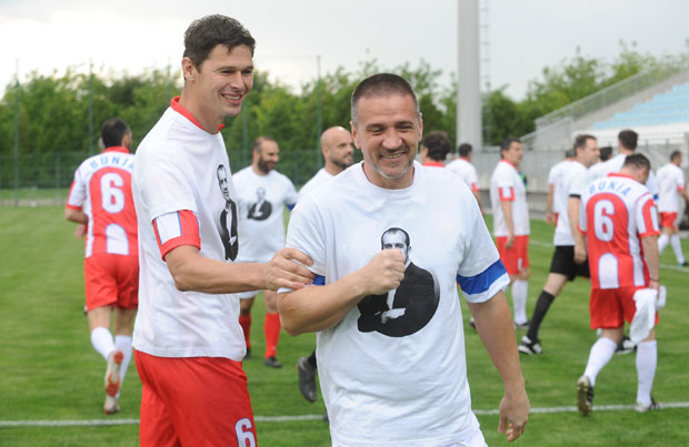 ЛЕГЕНДЕ ЖИВЕ ВЕЧНО: У Старој Пазови одигран ревијални меч у знак сећања на Горана Буњевчевића